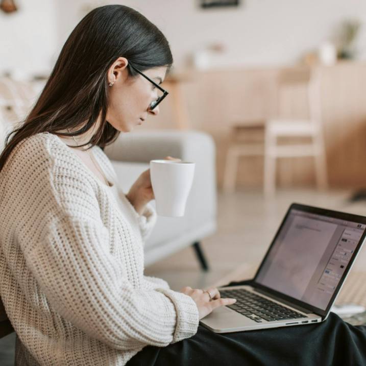 US Bulk Stamps author and USPS postage expert specializing in discount bulk stamps and forever stamps Jessica Collins